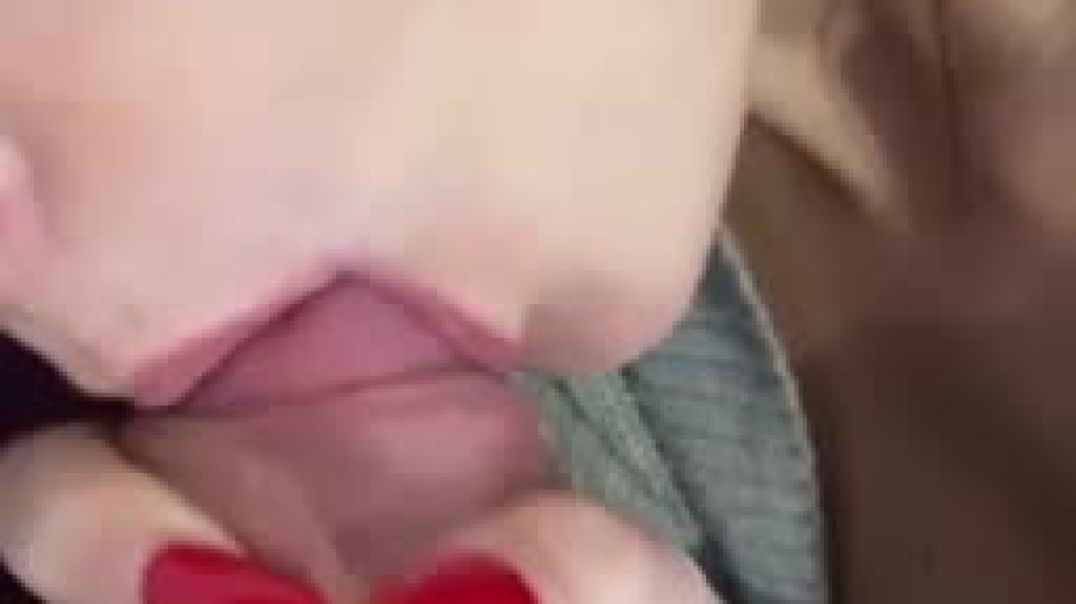 ⁣Sister blowjob