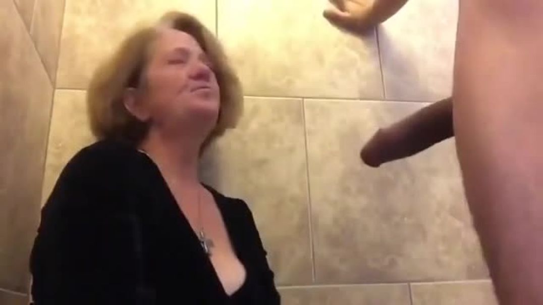 ⁣Bathroom incest between mom and son